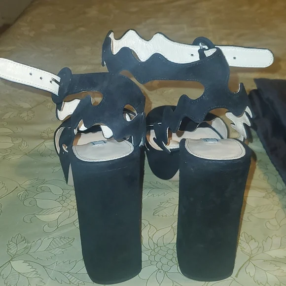 Prada shoes black Prada shoes black heel comes with pra original shoe protector - Picture 6 of 16